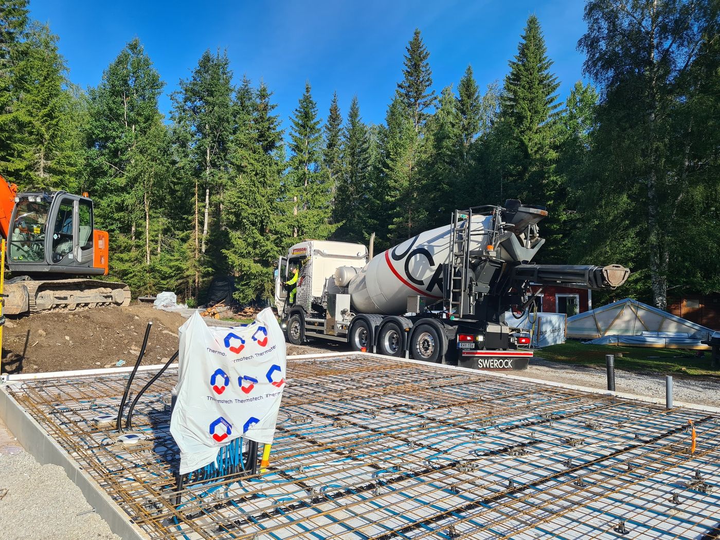 Armering och betongbil vid gjutning av platta