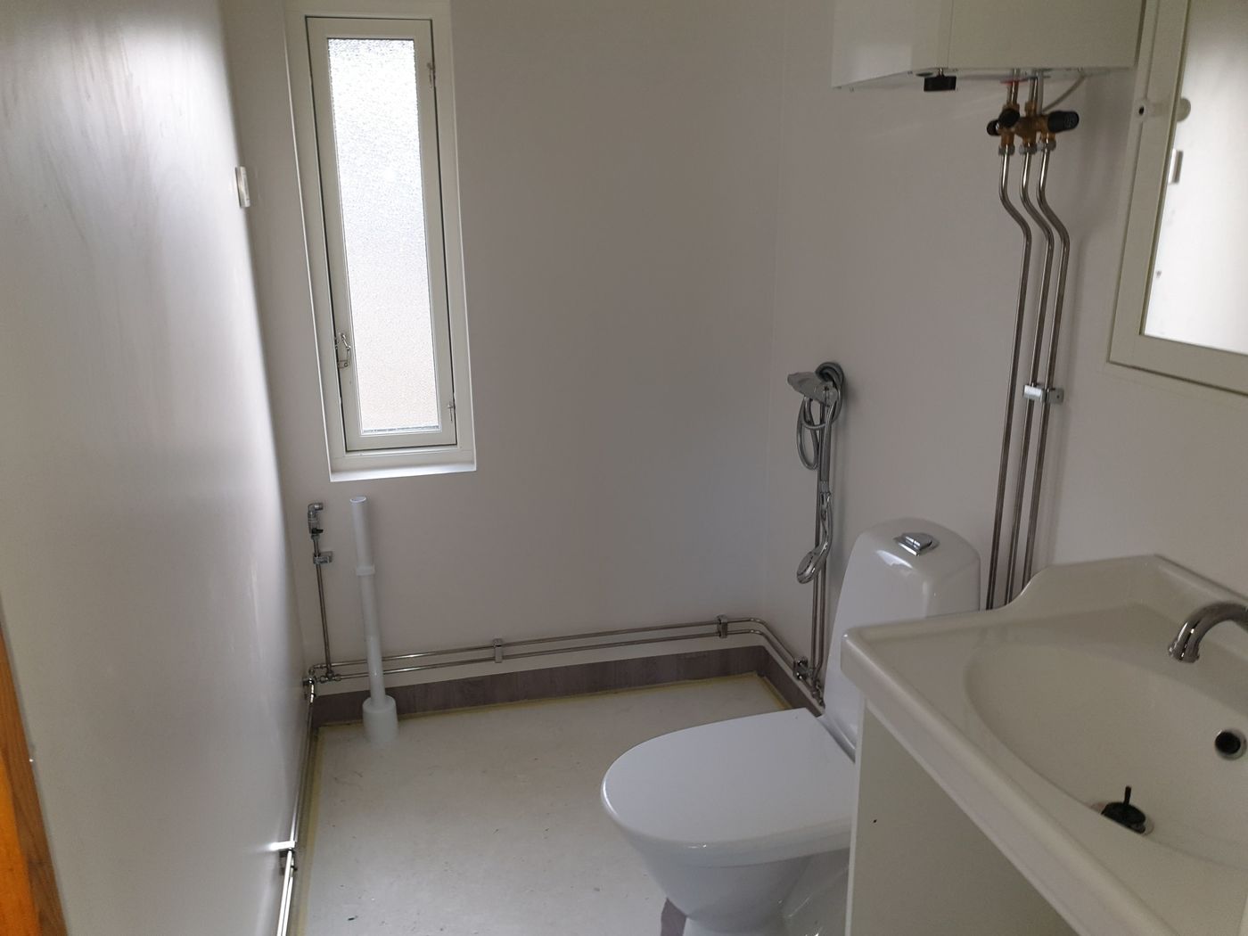 Vit villa med nytt mörkt plåttak